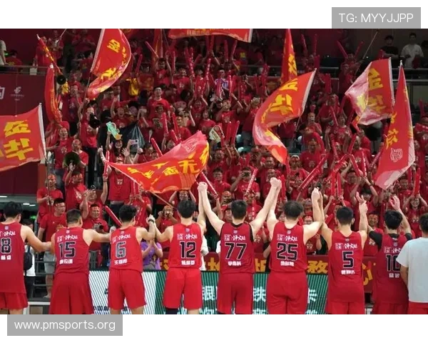 退役球员加盟新队首秀大爆发瞬间征服球迷全场沸腾 退役球员加盟新队首秀大爆发瞬间征服球迷全场沸腾